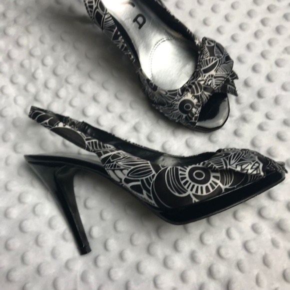 NWOB Unisa Black and White 4in heels, Size 8.5M - Picture 4 of 8